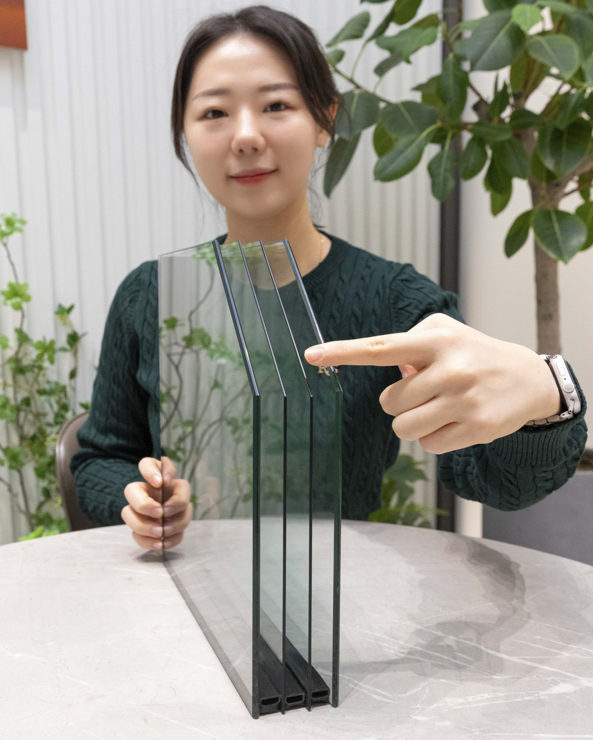 ▲KCC글라스가 다중 복층유리의 무게를 획기적으로 줄이는 '경량다복층유리 시스템'을 개발했다. (사진제공=KCC글라스)