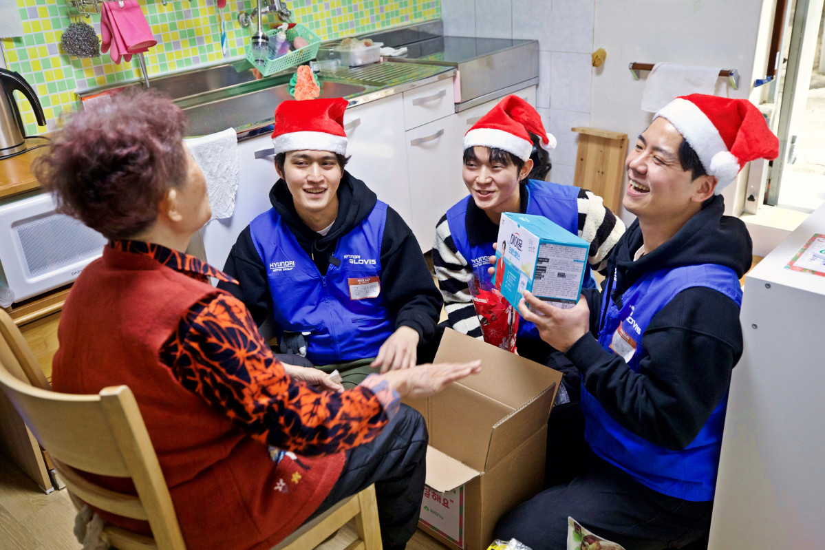 ▲현대글로비스 직원들이 9일 서울 관악구 난곡동의 홀몸어르신 가정을 방문해 후원물품을 전달하고 있다. (사진=현대글로비스)
