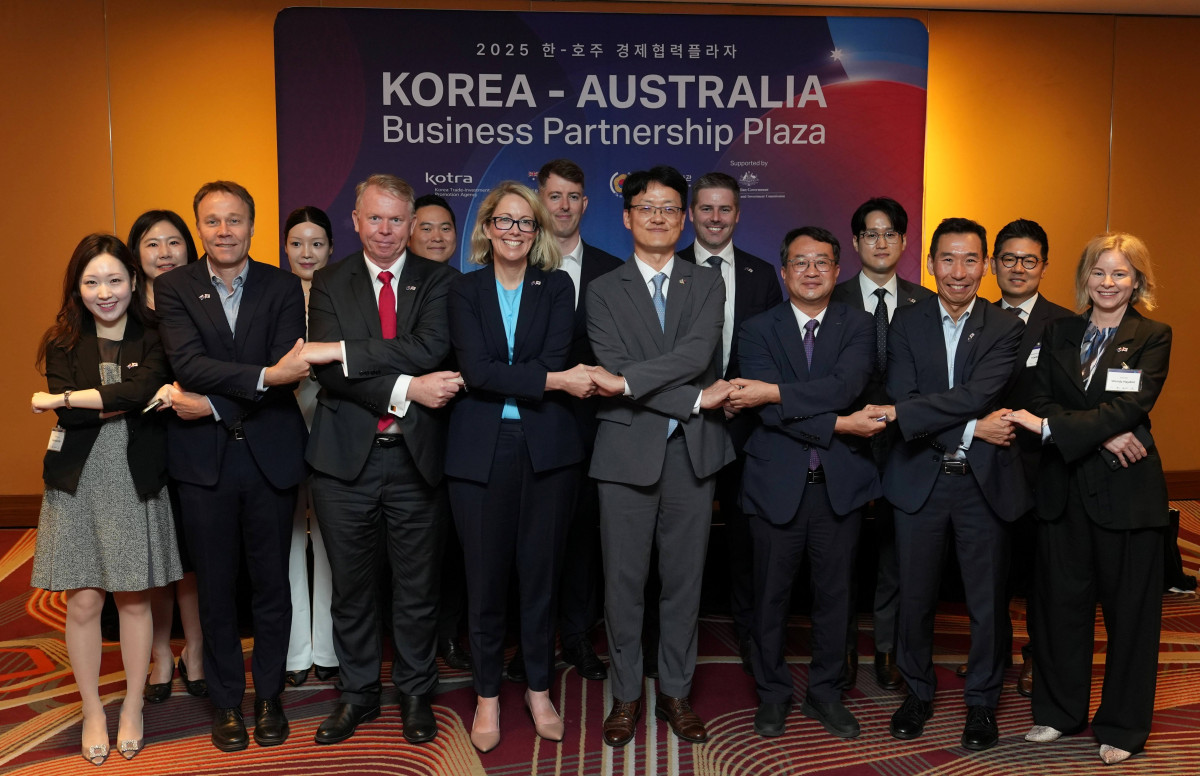 ▲코트라는 9일 호주 시드니에서 ‘한-호주 경제협력 플라자’를 개최했다. 앞줄 오른쪽부터 웬디 헤이든 호주 무역투자대표부 아시아 투자본부장, 제임스 최 한국투자홍보대사, 구본경 코트라 동남아대양주지역본부장, 최용준 주시드니총영사, 클레어 포프 한-호주 경제협력위원회 이사, 롭 블레이니 뉴사우스웨일스주 광업투자부 총괄 책임 등 주요 인사들이 기념 촬영을 하고 있다. (사진=코트라)