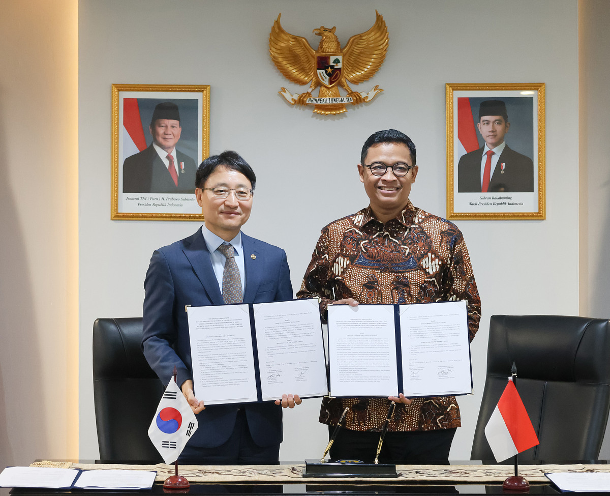 ▲임광현 국세청장(왼쪽)이 9일 인도네시아 자카르타에서 '제12차 한-인도네시아 국세청장회의'를 열고 비모 위자얀토 인도네시아 국세청장과 ‘징수공조 양해각서(MOU)’를 체결한 후 기념 촬영을 하고 있다. (사진제공=국세청)