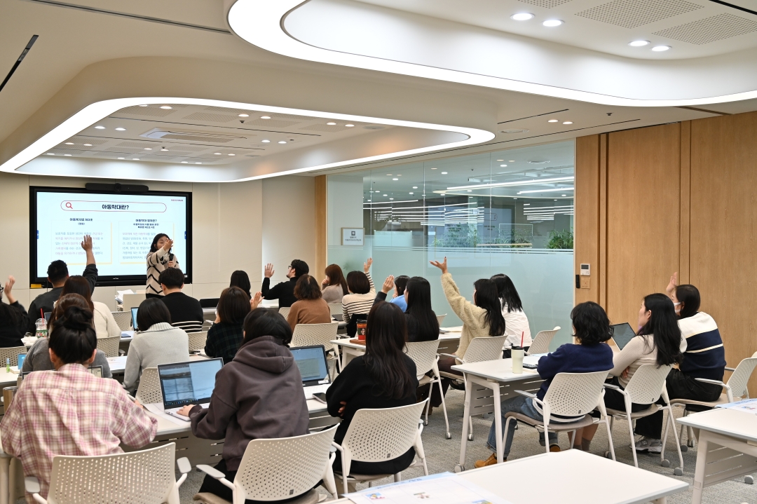 ▲신성통상 탑텐키즈 임직원들이 아동안전보호정책교육을 수강하고 있다. (사진제공=신성통상)