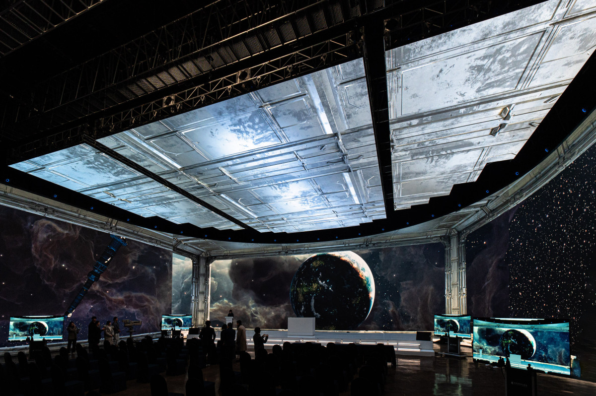 ▲LG전자의 버추얼 프로덕션 전용 고화질 LED 솔루션으로 만든 국내 최대 규모 가상 스튜디오에서 영화 촬영을 위한 가상 배경을 구현하고 있다. (사진제공-LG전자)