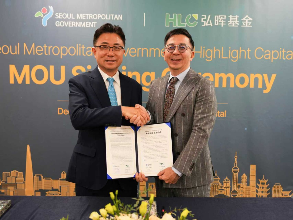 ▲9일 서울시-하이라이트캐피탈 투자유치 MOU 체결식에서 주용태 서울시 경제실장(좌측)과 스티브 왕 CEO(우측)가 협약서를 들고 기념촬영하고 있다. (서울시)