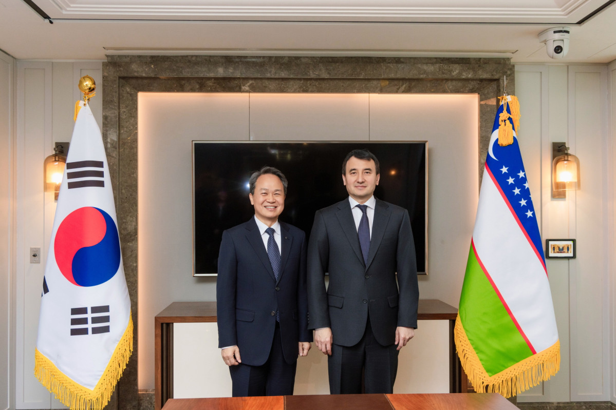 ▲진옥동 신한금융 회장(왼쪽)과 잠시드 호자예프 우즈베키스탄 부총리가9일 서울 중구 롯데호텔에서 열린 면담회를 마치고 기념촬영을 하고 있다. (사진제공=신한금융)