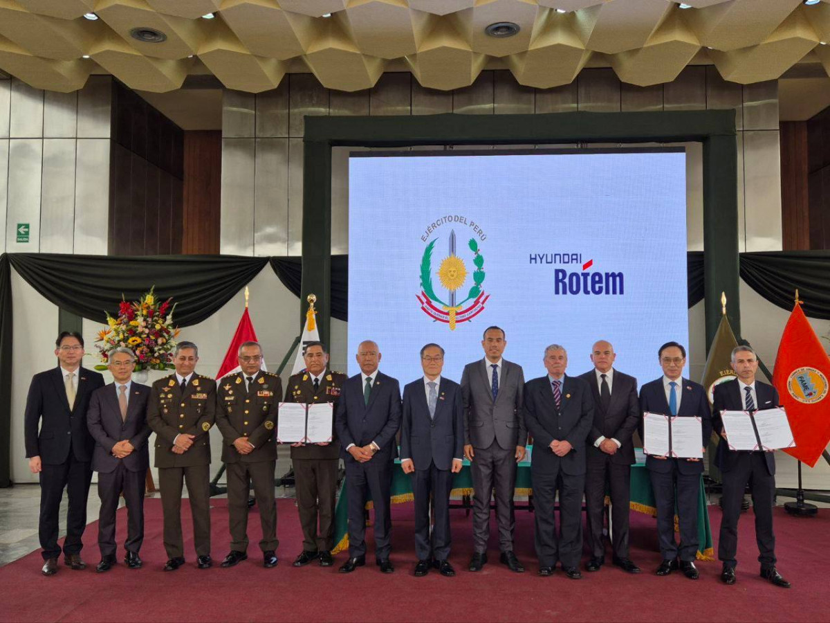 ▲9일(현지시간) 페루 리마에서 열린 K2 전차 및 K808 차륜형장갑차 공급 총괄합의 체결식에서 참석자들이 기념촬영을 하고 있다. (오른쪽부터) 호르헤 자파타 페루 조병창 대표, 이용배 현대로템 사장, 에르네스토 알바레스 페루 국무총리, 페르난도 로스피글리오시 페루 국회의장, 호세 헤리 페루 대통령, 이용철 방위사업청장, 세사르 디아스 페루 국방부장관, 세사르 브리세뇨 페루 육군 총사령관, 오스왈도 까예 따예도 페루 육군 총참모총장, 호르헤 아레발로 페루 육군 군수사령관, 최종욱 주페루 대한민국 대사, 김태곤 방위사업청 국제협력관. (사진= 현대로템)