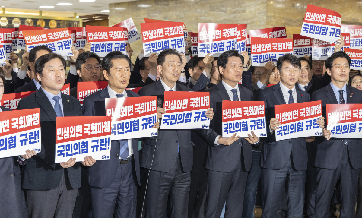 ▲더불어민주당 정청래 대표(앞줄 왼쪽 두 번째)와 김병기 원내대표(앞줄 왼쪽 세 번째)를 비롯한 의원들이 9일 국회에서 열린 본회의 입장에 앞서 열린 국민의힘 규탄 시위에서 손팻말을 들고 구호를 외치고 있다. (연합뉴스)