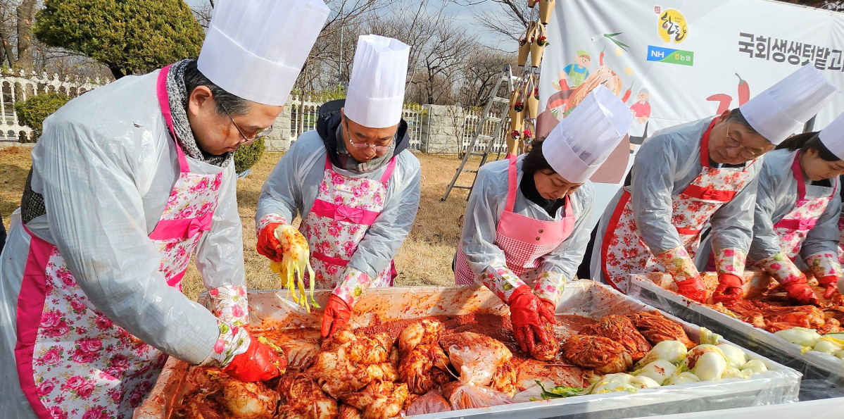 ▲안재록 농림수산식품교육문화정보원장(왼쪽에서 두 번째)이 9일 국회의사당 내 국회생생텃밭에서 열린 ‘국회생생텃밭과 함께하는 김장나눔’ 행사에 참석해 김치를 담그고 있다. (사진제공=농림수산식품교육문화정보원)