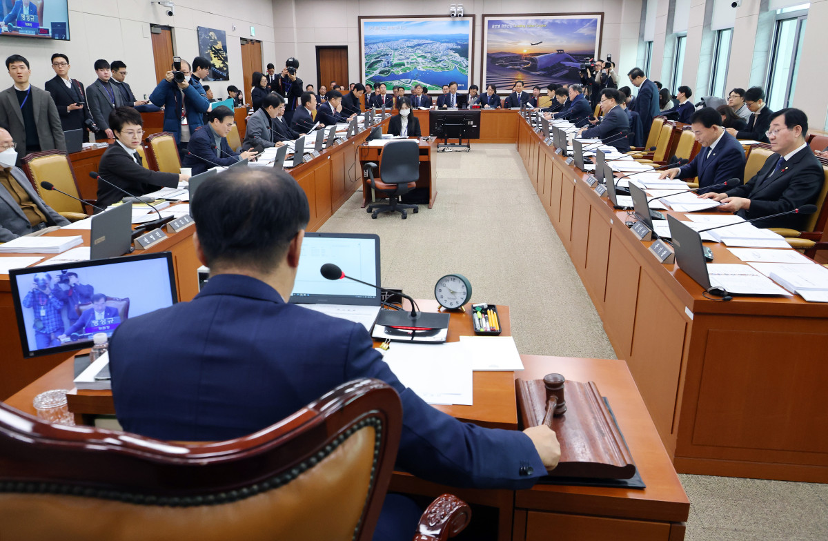 ▲10일 국회에서 열린 국회 국토교통위원회 전체회의에서 맹성규 위원장이 의사봉을 두드리고 있다. (연합뉴스)