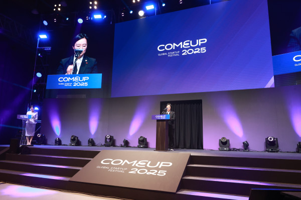 ▲한성숙 중소벤처기업부 장관이 10일 서울 삼성동 코엑스에서 열린 '컴업(COMEUP) 2025' 개막식에서 개회사를  하고 있다.  (사진제공=중소벤처기업부 )