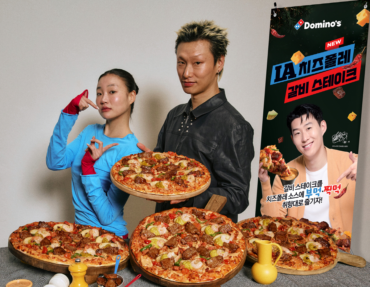 ▲도미노피자 모델들이 10일 ‘LA 치즈폴레 갈비 스테이크 피자’를 소개하고 있다.  (사진제공 도미노피자)