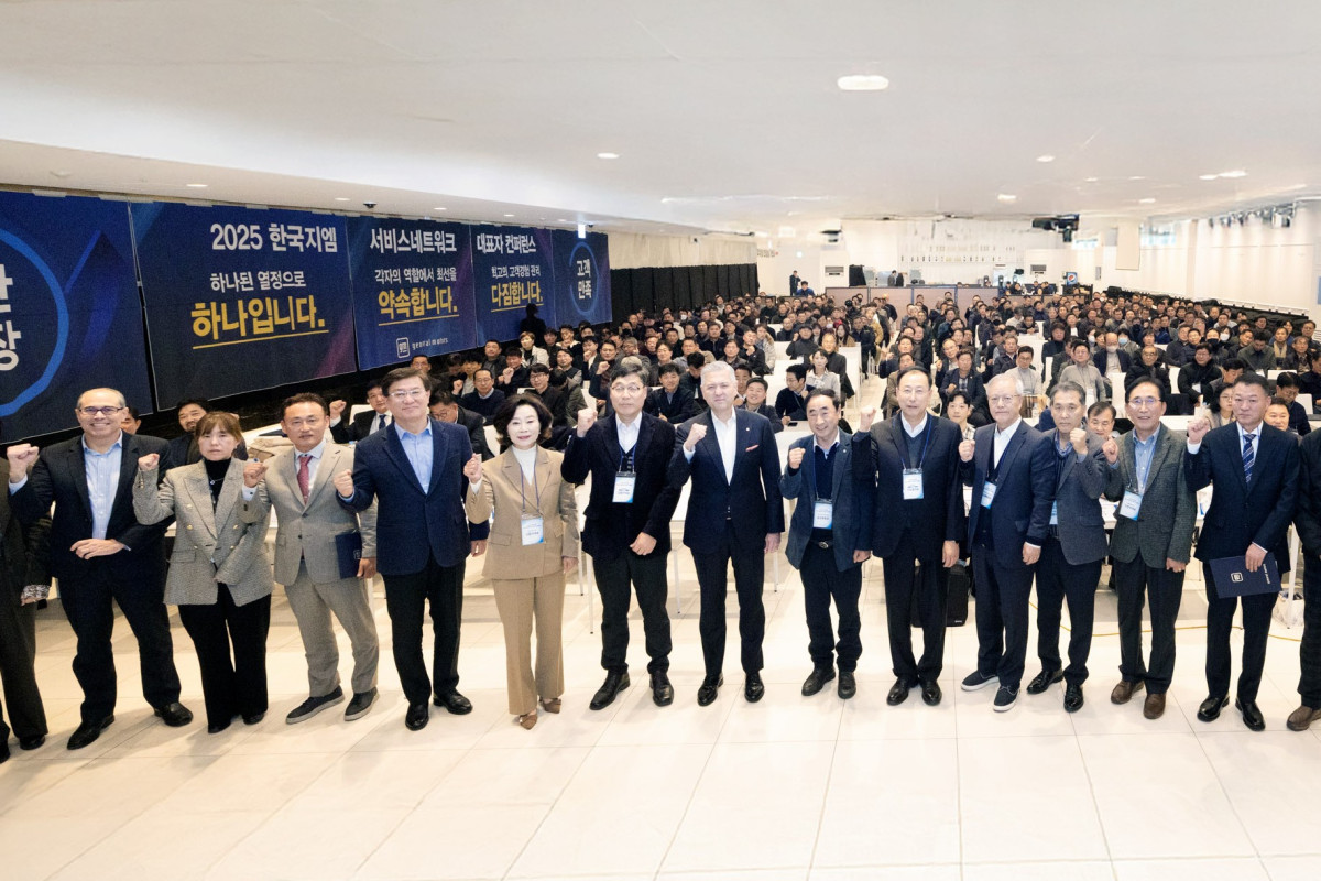 ▲9일 전국 협력 서비스 및 판매 네트워크 대표자 컨퍼런스 행사장에서 GM 한국사업장 임직원들과 전국 협력 서비스센터 및 판매 네트워크 대표들이 기념 촬영을 하고 있다. 헥터 비자레알(왼쪽 일곱 번째) GM 한국사업장 사장, 구스타보 콜로시(왼쪽 첫 번째) GM 한국사업장 영업·서비스·마케팅 부문 부사장, 최은영(왼쪽 두 번째) GM 한국사업장 애프터 세일즈 서비스 부문 본부장. (사진=한국지엠)