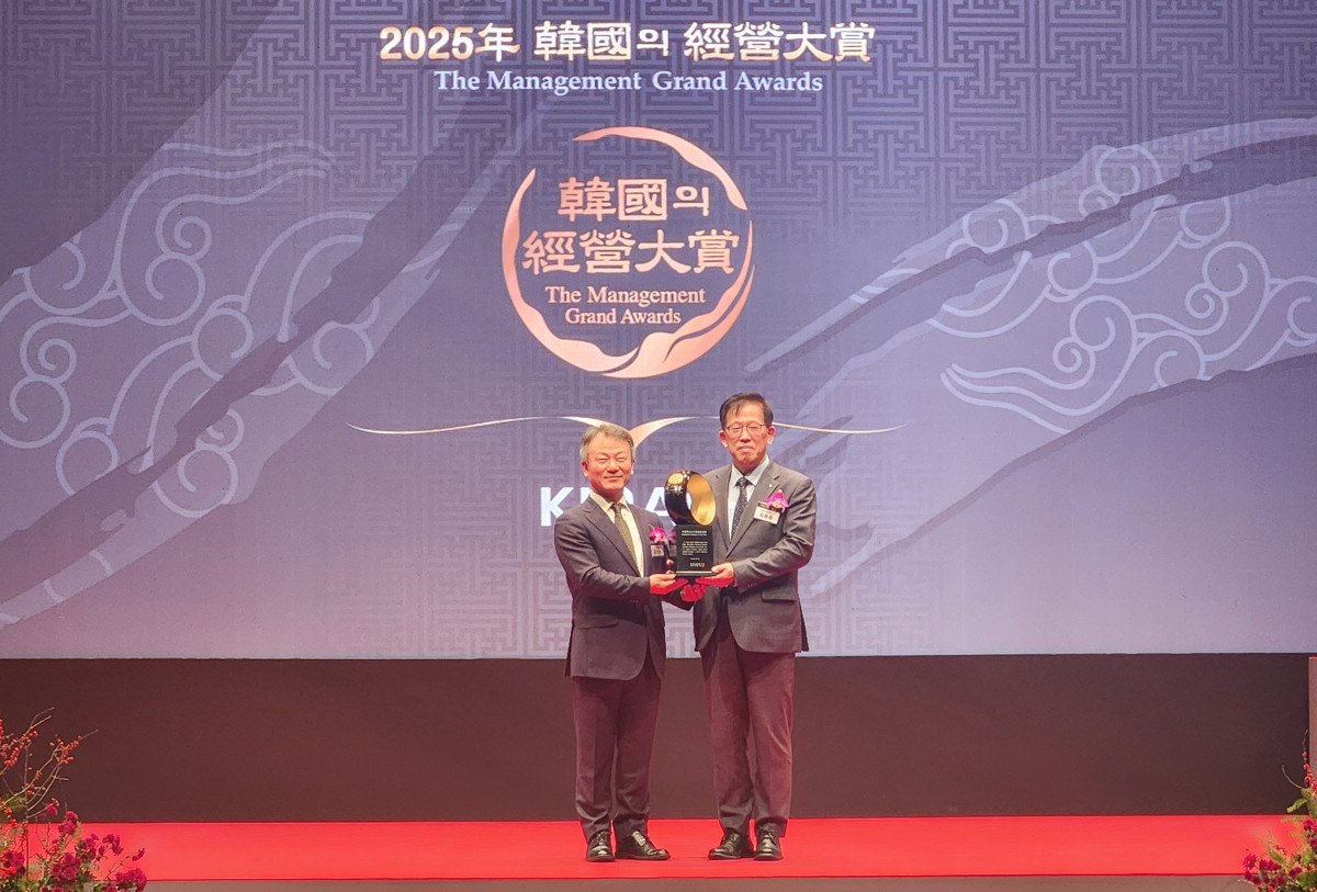 ▲김연성 한국고객만족경영학 회장과 김훈중 사학연금 연금사업본부장이 ‘2025 한국의경영대상’ 에서 기념사진을 찍고 있다. (사학연금)