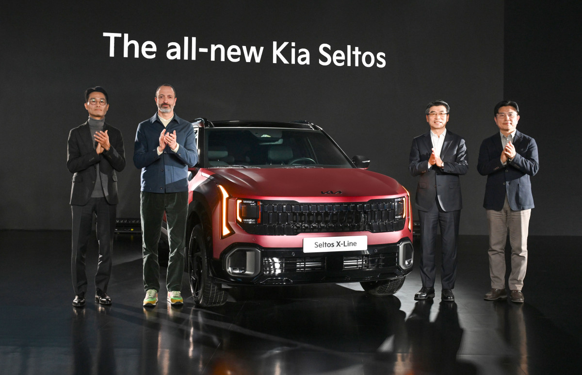 ▲(왼쪽부터)기아 국내상품실장 서하준 상무, 기아글로벌디자인담당 카림 하비브 부사장, 기아 송호성 사장, 기아 고객경험본부장 류창승 전무. (사진=기아)