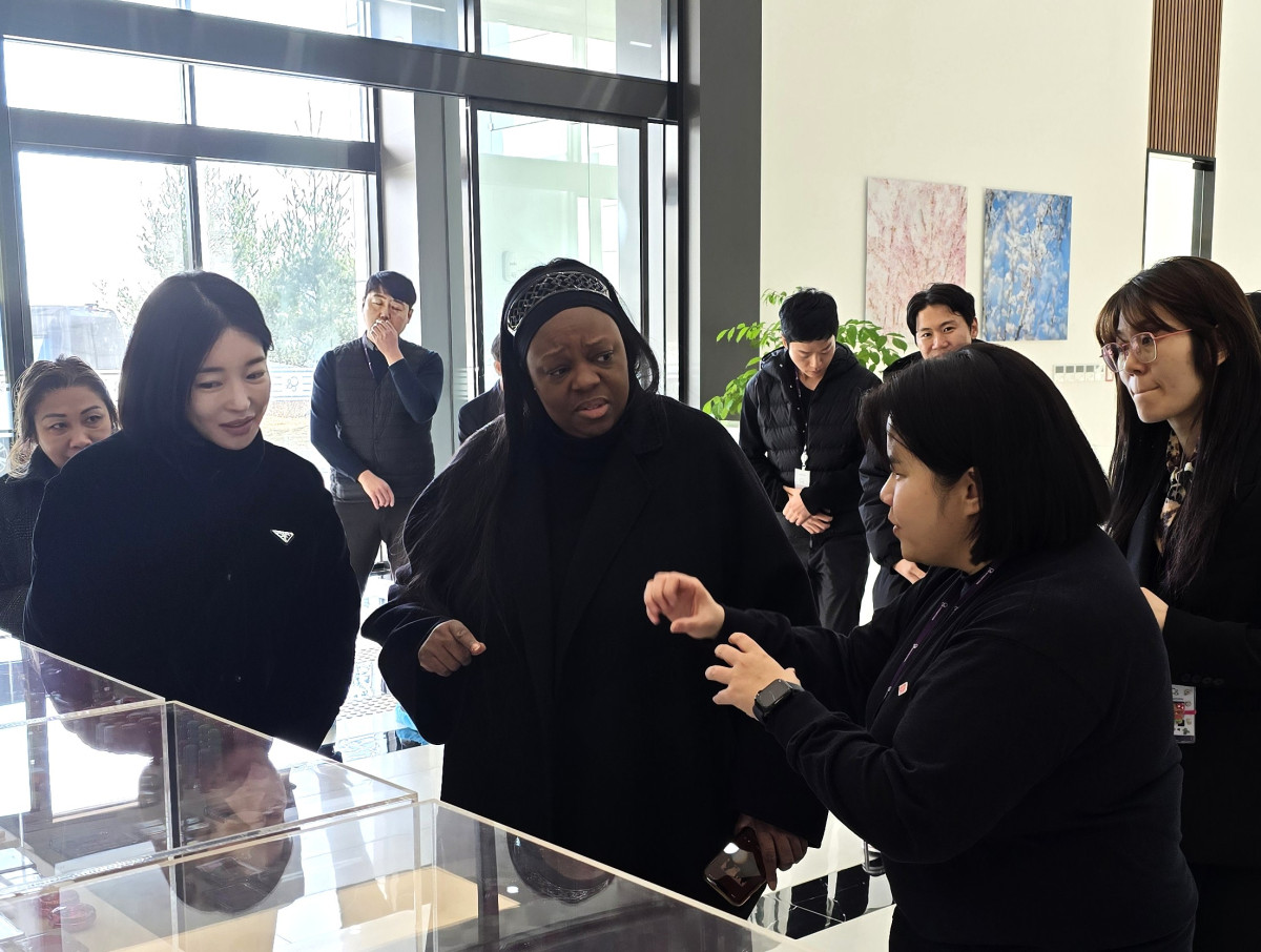 ▲배수아(왼쪽부터) 씨앤씨인터내셔널 대표, 팻 맥그라스 라 보떼 루이비통 크리에이티브 디렉터, 민정선 씨앤씨인터내셔널 부사장이 신규 제형에 대해 논의하고 있다. (사진제공=씨앤씨인터내셔널)