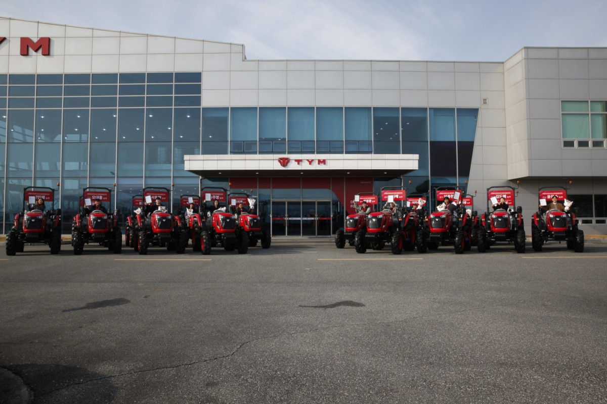 ▲농림축산식품부와 농업기계 전문 기업 TYM이 10일 전북 익산 TYM 공장에서 개최한 '청년 농업인 트랙터 기증식'에서 청년 농업인들이 트랙터에 앉아 기념 촬영을 하고 있다. (사진제공=농림축산식품부)