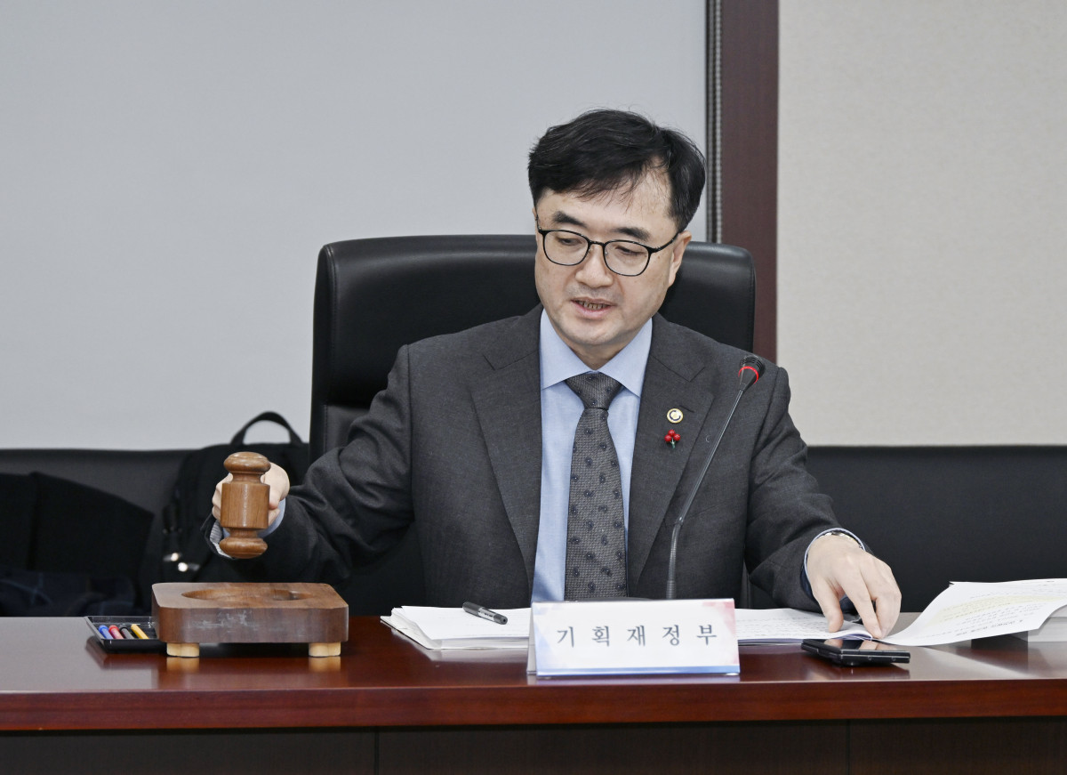 ▲임기근 기획재정부 차관이 12월 10일 오후 서울 종로구 한국무역보험공사에서 열린 '공공기관운영위원회'를 주재, 사봉을 두드리고 있다. (기획재정부)