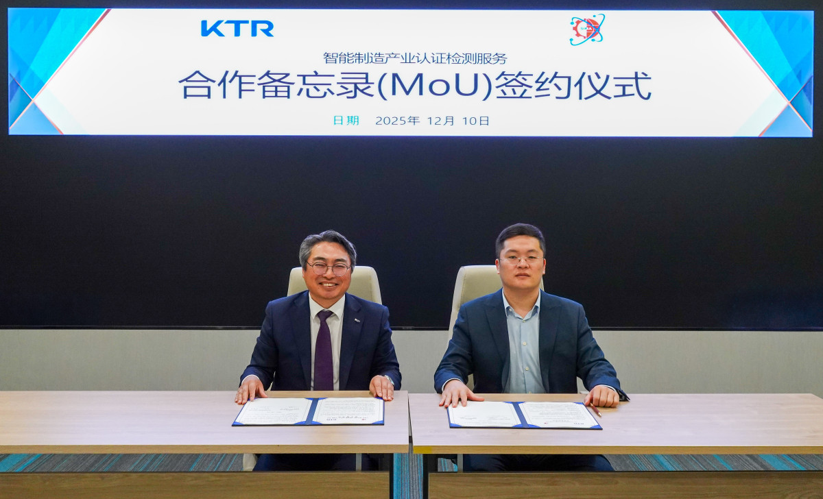 ▲김현철 KTR 원장(왼쪽)이 중국 심천 SIMA 저우 준 총재와 상호 협력체계 구축을 위한 업무협약을 체결했다. (사진제공=KTR)