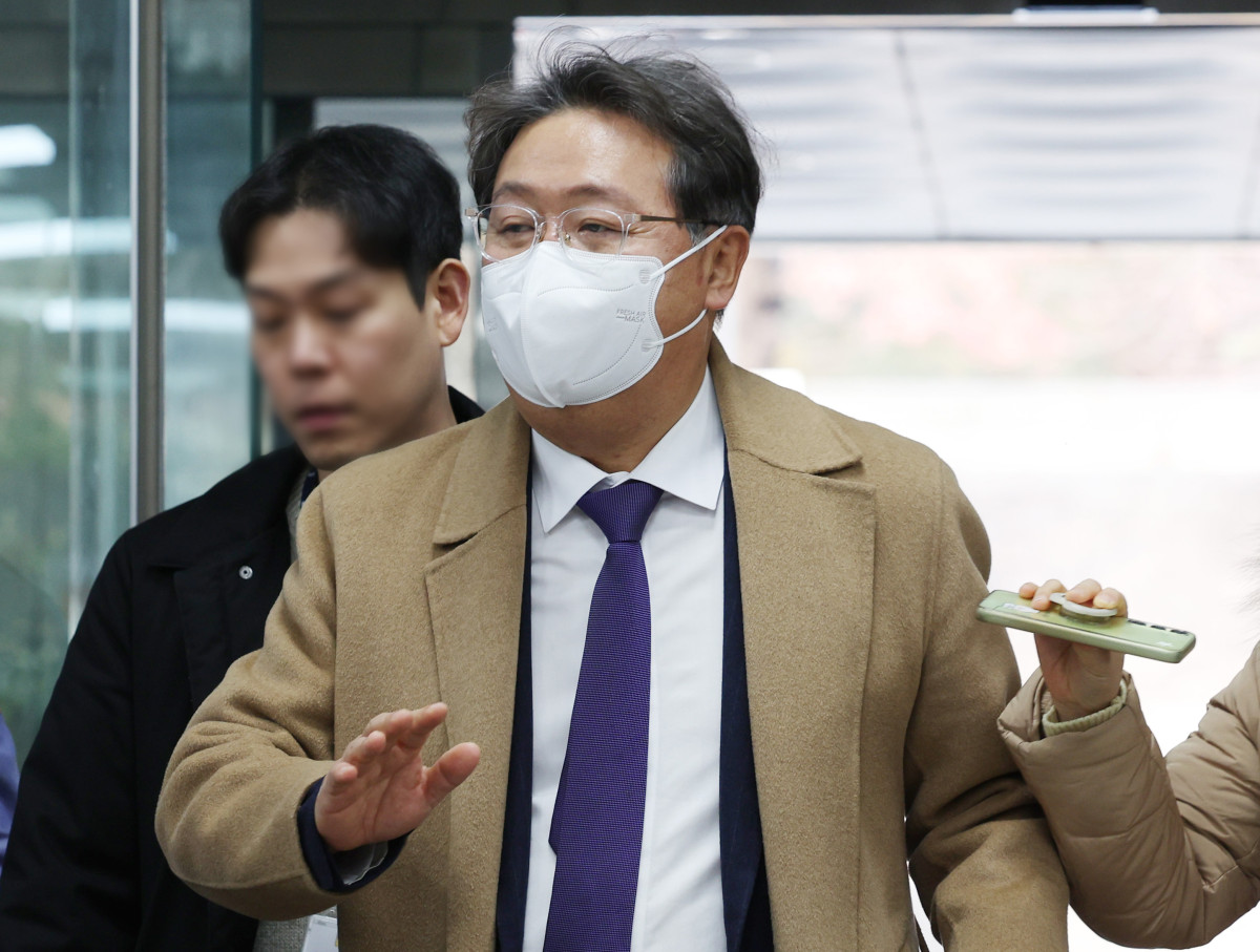 ▲쌍방울 대북송금 사건의 증인에게 금전적인 지원을 해 진술을 번복하게 했다는 의혹을 받는 방용철 전 쌍방울 부회장이 10일 서울 서초구 서울중앙지방법원에서 열린 구속 전 피의자 심문(영장실질심사)에 출석하고 있다. (뉴시스)