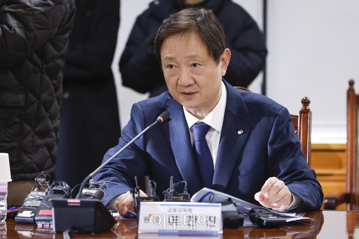 ▲이찬진 금융감독원장이 10일 서울 중구 은행연합회에서 열린 금융감독원장-금융지주회장 간담회에서 모두발언을 하고 있다. 조현호 기자 hyunho@