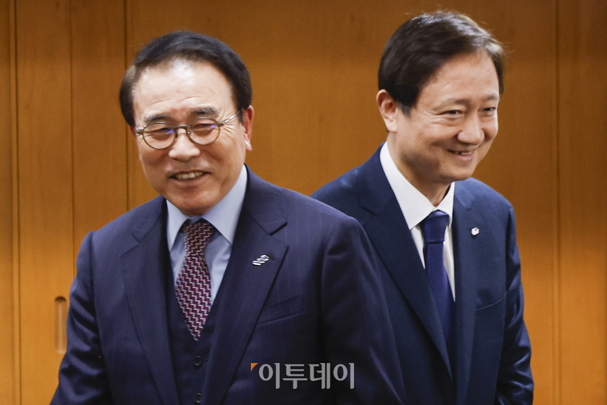 ▲이찬진(오른쪽) 금융감독원장과 조용병 은행연합회장이 10일 서울 중구 은행연합회에서 열린 금융감독원장-금융지주회장 간담회에서 기념촬영을 마친 후 자리로 이동하고 있다. 조현호 기자 hyunho@