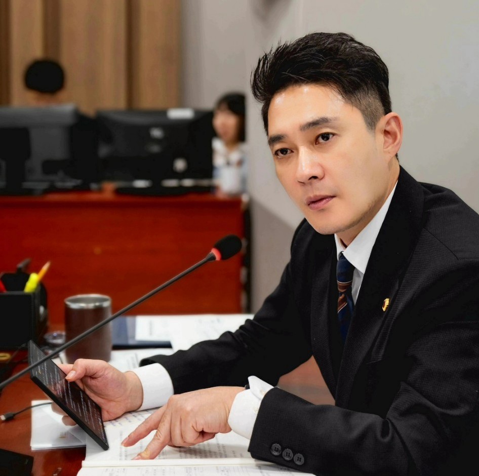 ▲전석훈 경기도의회 의원이 예산결산특별위원회에서 ‘실시간 인파 관리시스템’의 소방서 미연동 문제를 지적하고 있다. (경기도의회)