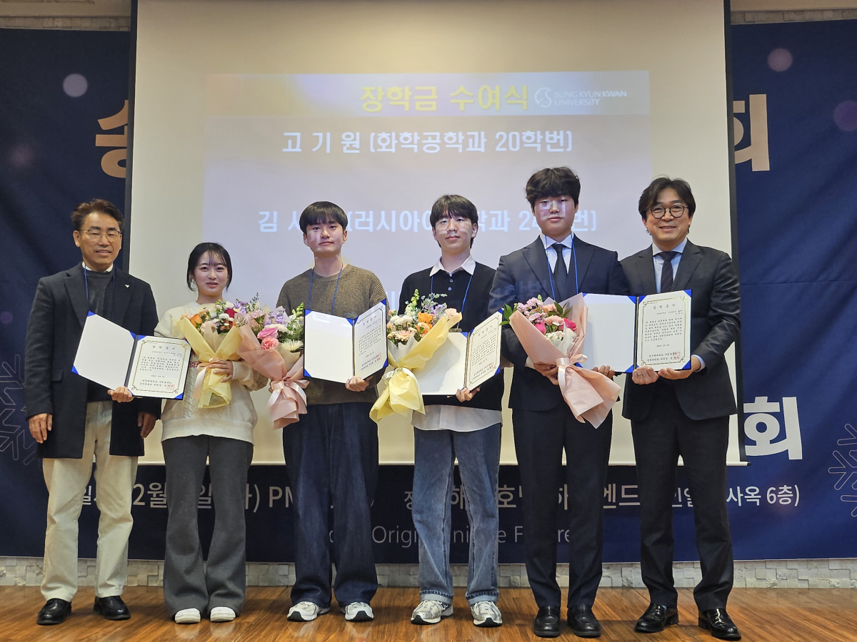 ▲정원석 장학위원장과 장학생들이 장학금 전달 후 기념촬영을 하고 있다. (경기도)