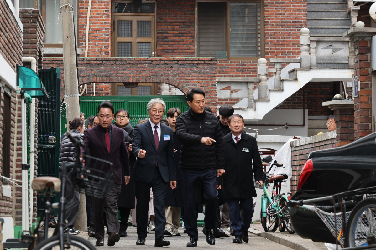 ▲오세훈 서울시장이 10일 서울 영등포구 대림동 대림1구역 재개발 현장을 찾아 사업 추진 현황을 점검하고 있다. (연합뉴스)