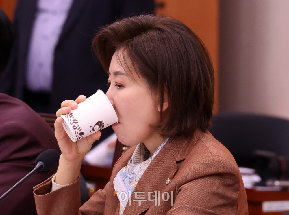 ▲10일 서울 여의도 국회에서 열린 법제사법위원회 전체회의에서 나경원 국민의힘 의원이 물을 마시고 있다. 고이란 기자 photoeran@