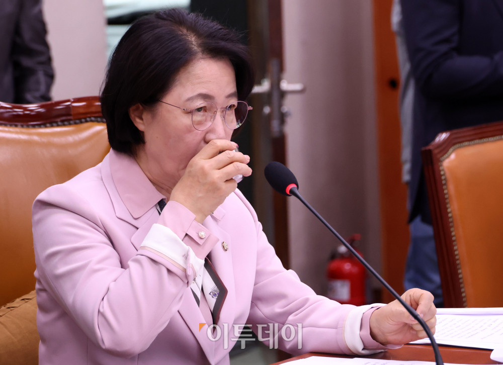 ▲10일 서울 여의도 국회에서 열린 법제사법위원회 전체회의에서 추미애 위원장이 물을 마시고 있다. 고이란 기자 photoeran@