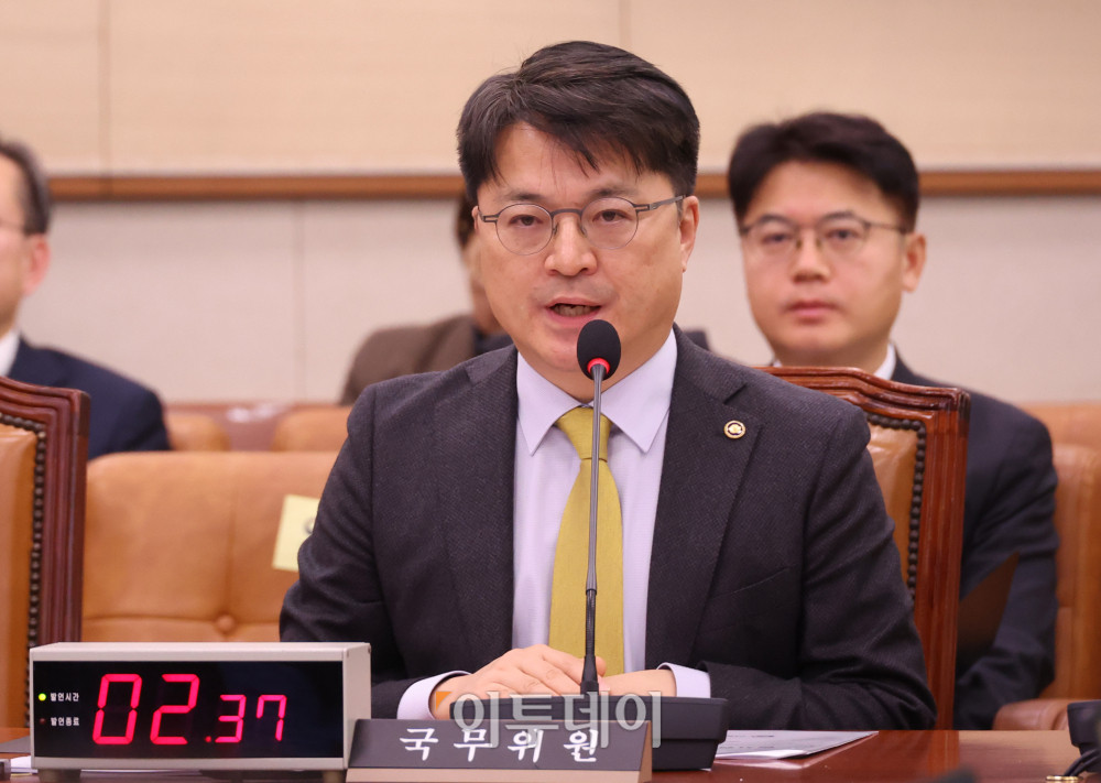 ▲10일 서울 여의도 국회에서 열린 법제사법위원회 전체회의에서 문신학 산업통상부 제1차관이 의원 질의에 답하고 있다. 고이란 기자 photoeran@