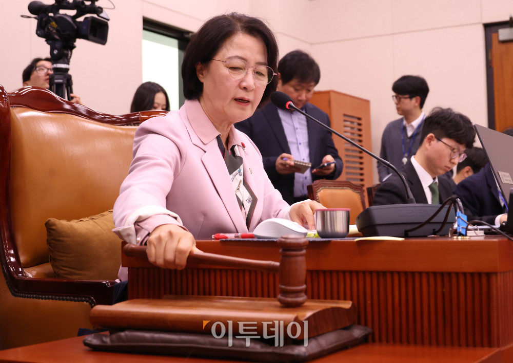 ▲10일 서울 여의도 국회에서 열린 법제사법위원회 전체회의에서 추미애 위원장이 의사봉을 두드리고 있다. 고이란 기자 photoeran@