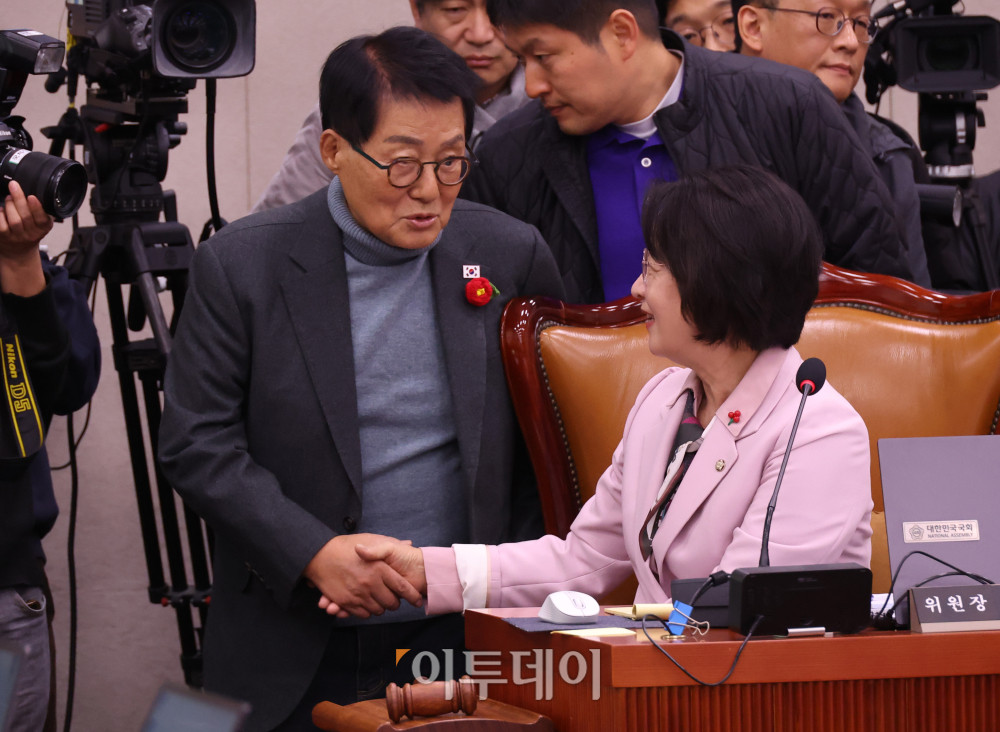 ▲10일 서울 여의도 국회에서 열린 법제사법위원회 전체회의에서 추미애(오른쪽) 위원장이 박지원 더불어민주당 의원과 악수하고 있다. 고이란 기자 photoeran@