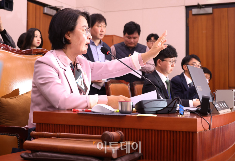 ▲ 10일 서울 여의도 국회에서 열린 법제사법위원회 전체회의에서 추미애 위원장이 의사봉을 두드리고 있다. 고이란 기자 photoeran@