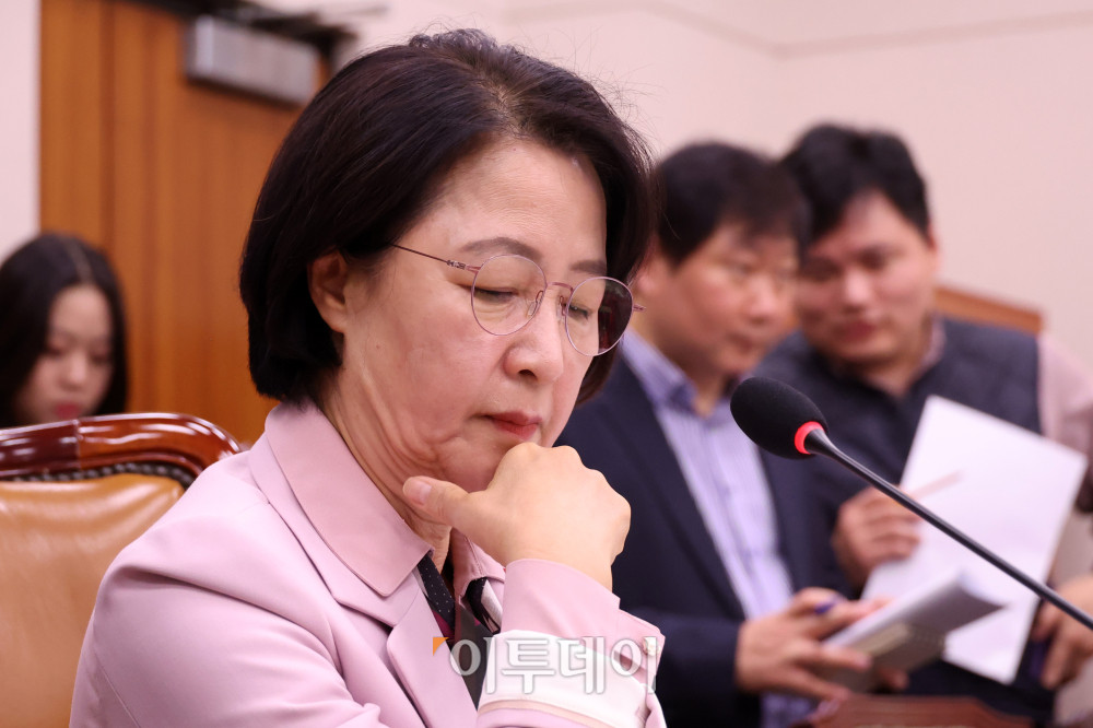 ▲ 10일 서울 여의도 국회에서 열린 법제사법위원회 전체회의에서 추미애 위원장이 자료를 살펴보고 있다. 고이란 기자 photoeran@