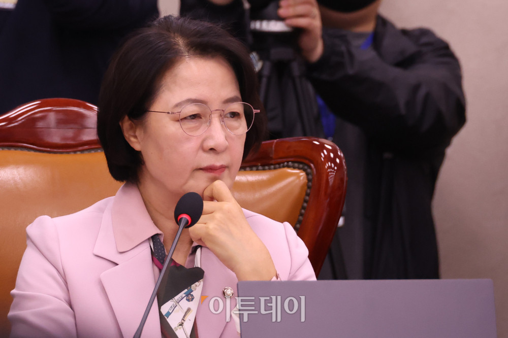 ▲10일 서울 여의도 국회에서 열린 법제사법위원회 전체회의에서 추미애 위원장이 생각에 잠겨있다. 고이란 기자 photoeran@