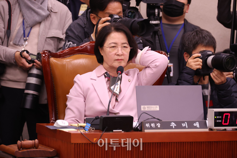 ▲10일 서울 여의도 국회에서 열린 법제사법위원회 전체회의에서 추미애 위원장이 머리를 만지고 있다. 고이란 기자 photoeran@