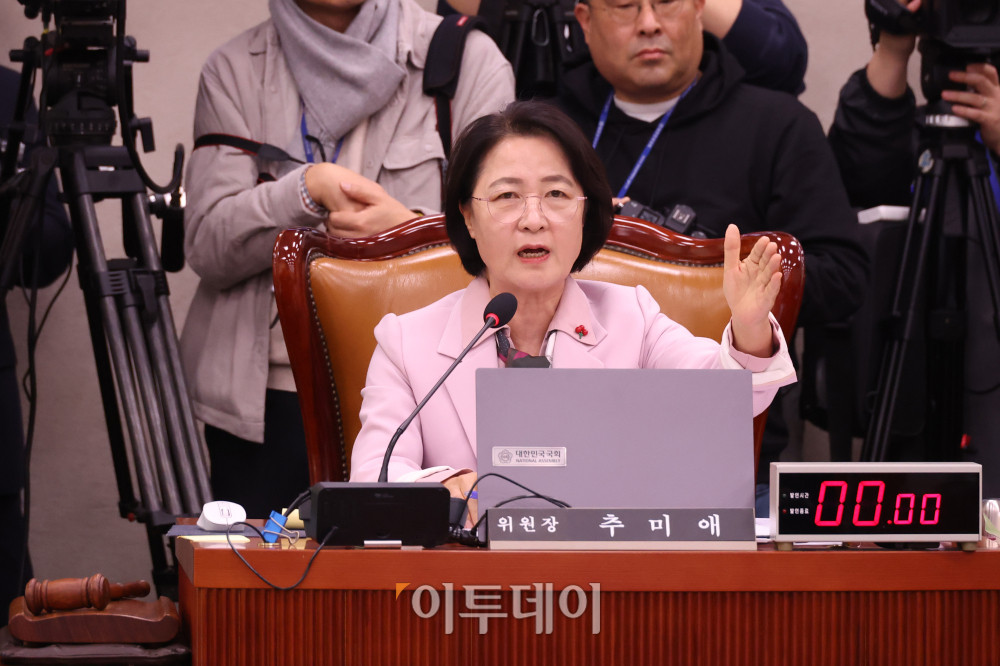 ▲10일 서울 여의도 국회에서 열린 법제사법위원회 전체회의에서 추미애 위원장이 발언을 하고 있다. 고이란 기자 photoeran@