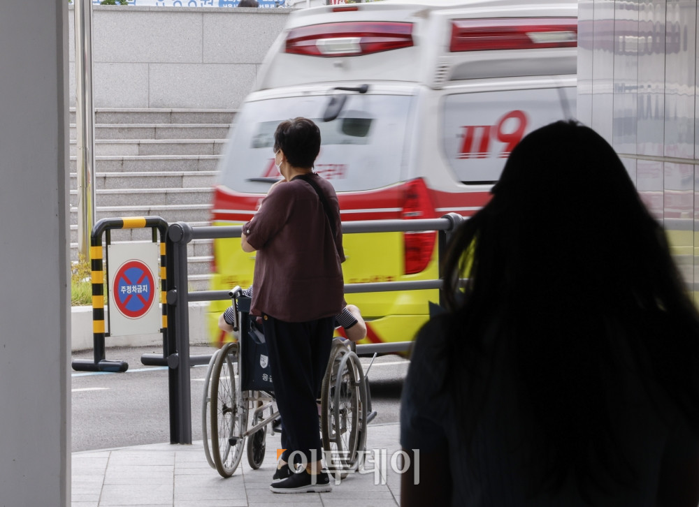 ▲서울 한 대형병원 응급의료센터에서 구급차가 이동하고 있다. 조현호 기자 hyunho@ (이투데이DB)