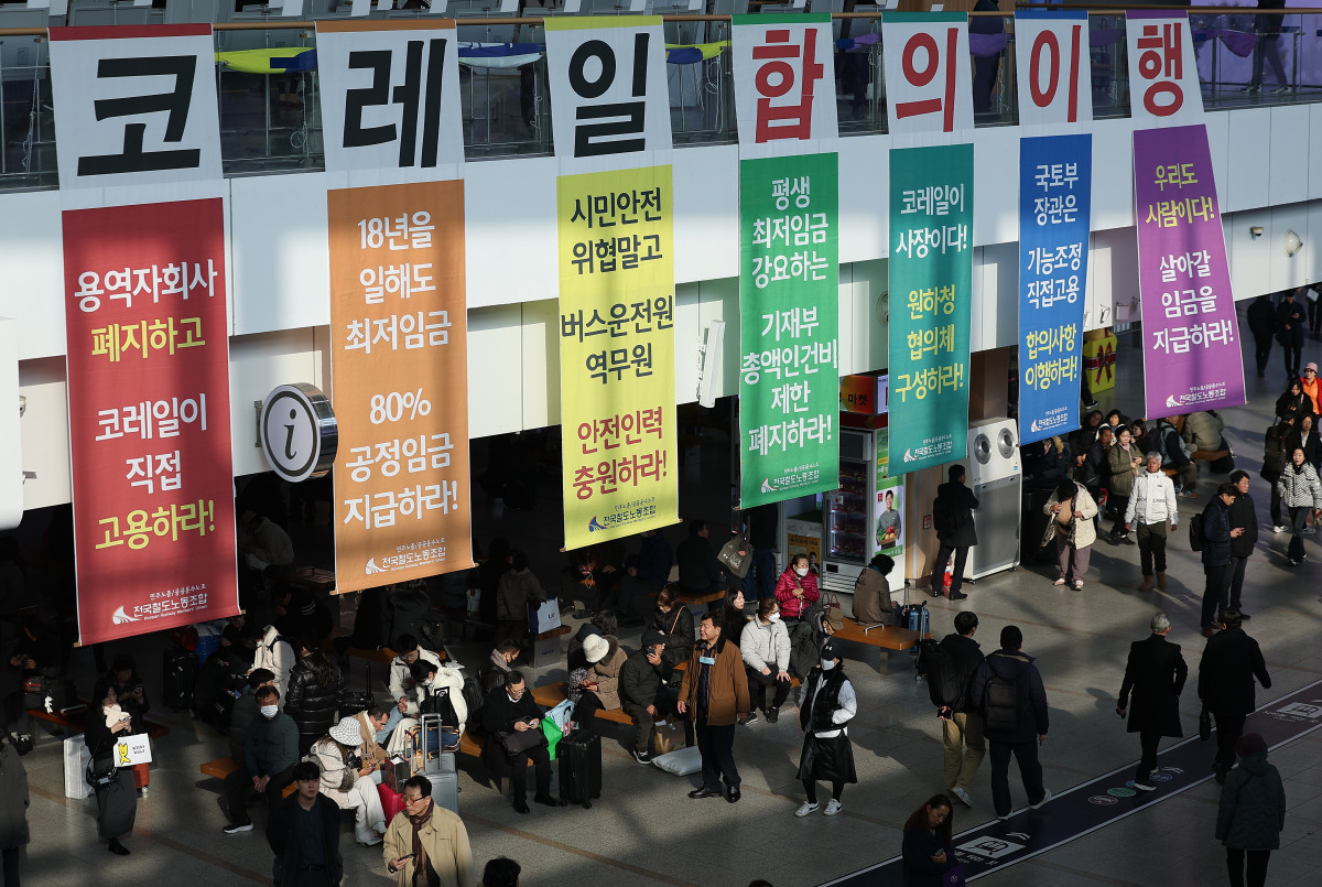 ▲한국철도공사 노동조합이 11일 파업을 예고했다. 10일 서울역에 '코레일 합의이행'라고 적힌 민주노총 전국철도노동조합의 현수막이 붙어 있다. (연합뉴스 )