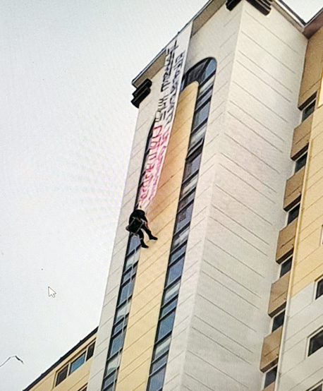 ▲0일 낮 12시 59분께 전남도 나주시 빛가람동 한 아파트 외벽에 사람이 매달려 있는 모습이다. (사진제공=연합뉴스)