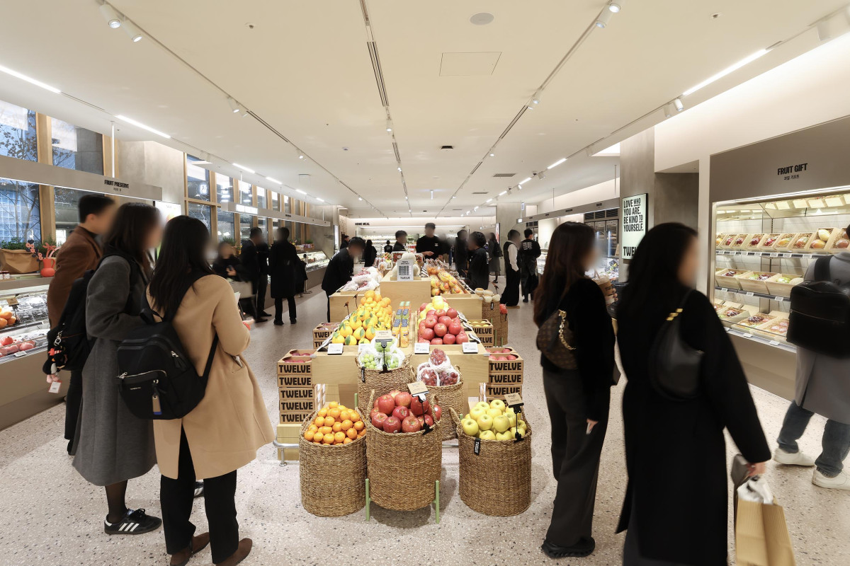 ▲10일 하우스오브신세계 청담점에 방문한 고객들이 지하 1층 식품관(트웰브) 매장을 방문하고 있다. (사진제공=신세계백화점)