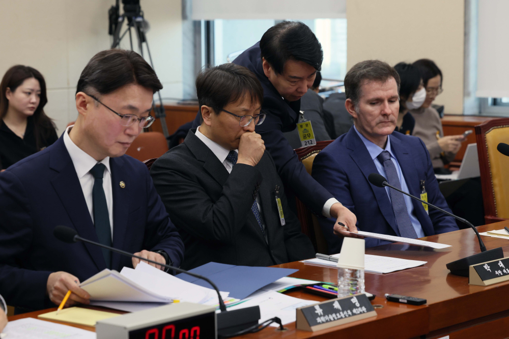 ▲박대준 쿠팡 대표이사가 2일 서울 여의도 국회에서 열린 과학기술정보방송통신위원회의 쿠팡 고객 개인정보 유출 사태 관련 긴급 현안질의에 출석해 목을 가다듬고 있다. 신태현 기자 holjjak@ (이투데이DB)