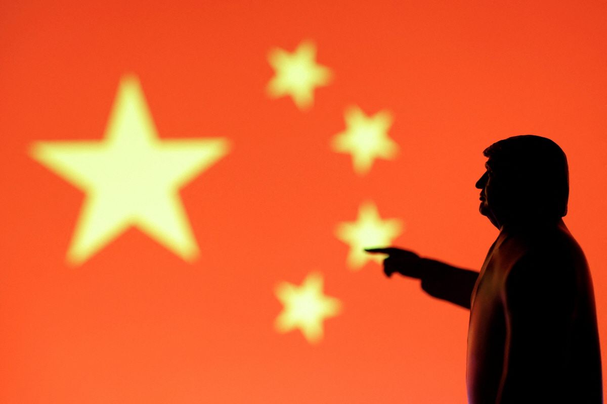 ▲도널드 트럼프 미국 대통령을 묘사한 모형 뒤로 중국 국기가 보인다. 로이터연합뉴스