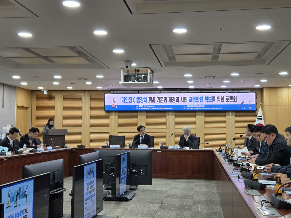 ▲정일영 더불어민주당 의원이 10일 오후 여의도 국회의원회관 제2세미나실에서 열린 ‘PM 기본법 제정과 시민 교통안전 확보를 위한 토론회’에 참석해 인사말을 하고 있다. (유승호 기자 peter@)