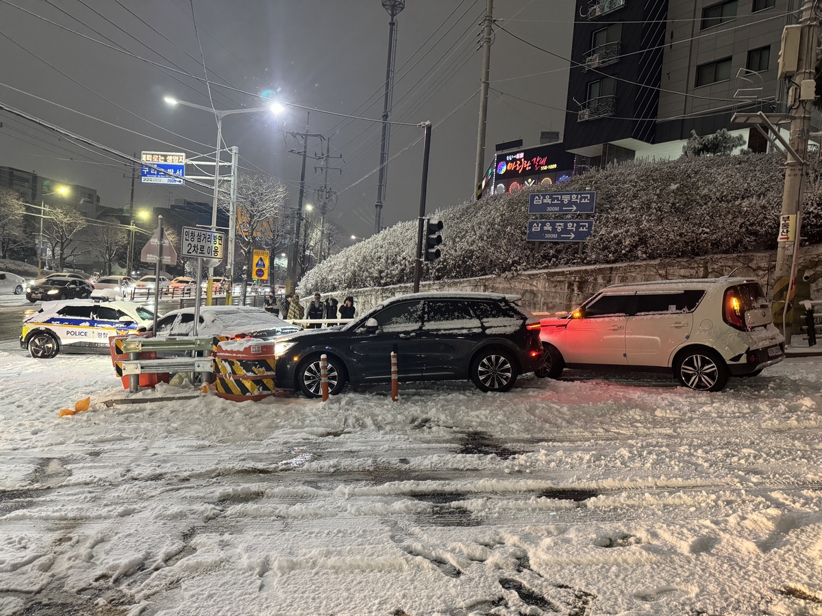 ▲폭설 도로에서 미끄러진 차량 사고 현장 (경기도소방재난본)
