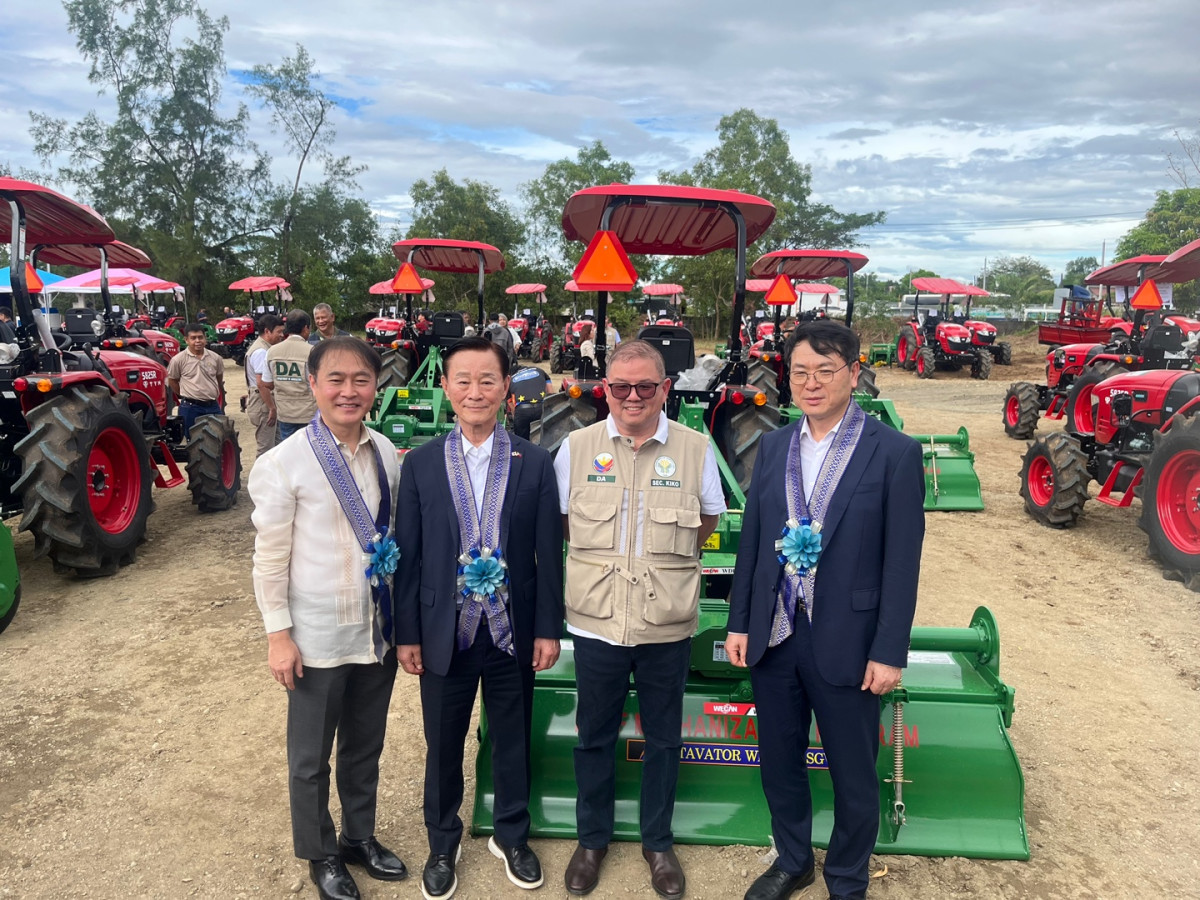 ▲농림축산식품부는 10일 필리핀 카바나투안시에서 '한국농기계전용공단 착공식'을 열었다. (왼쪽부터 이상화 필리핀대사, 김신길 농기계조합 이사장, 필리핀 농업부장관, 김정욱 농업혁신정책실장) (사진제공=농림축산식품부)