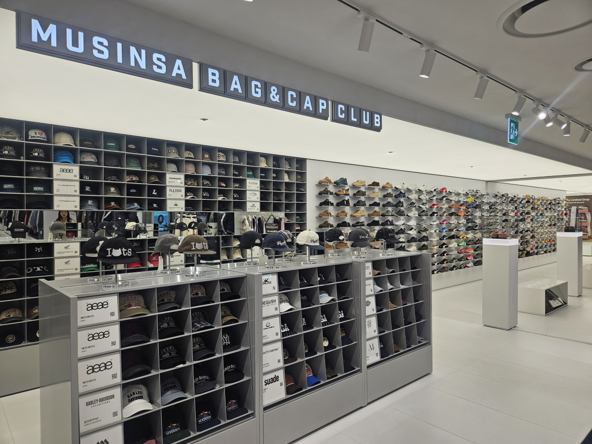 ▲무신사 메가스토어 용산‧무신사 스탠다드 아이파크몰 용산점 내 '무신사 백&캡클럽' 존이 보이고 있다. (사진=정영인 기자 oin@)