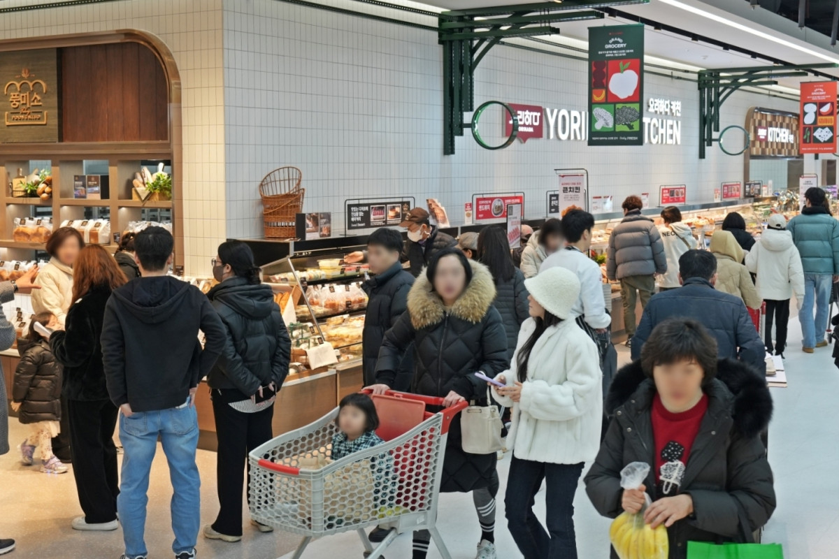 ▲롯데마트 내에서 고객들이 쇼핑에 나서고 있다. (사진제공=롯데마트)