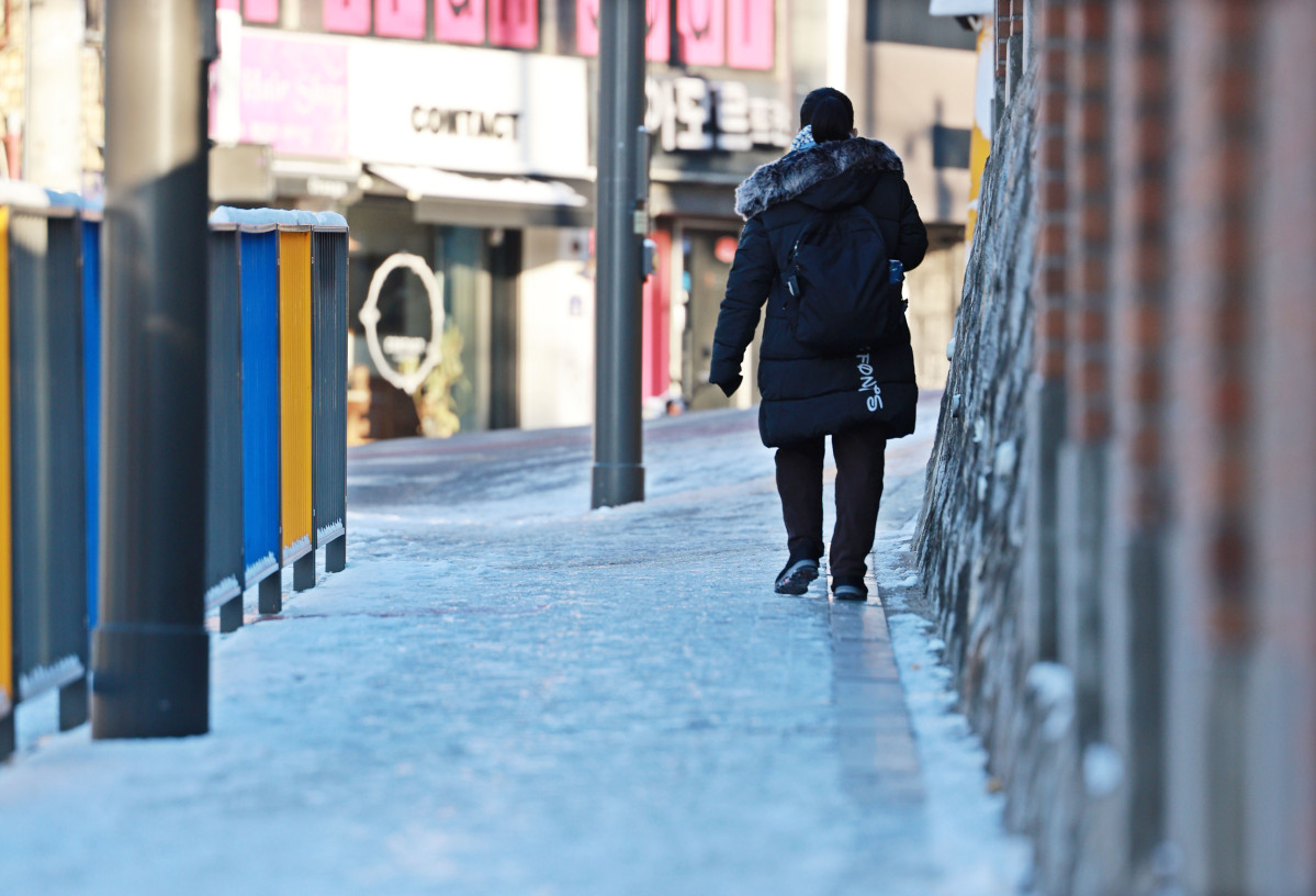 ▲폭설 후 한파로 도로 곳곳이 얼어붙은 5일 서울 보광초등학교 인근에서 시민이 빙판길을 조심히 걷고 있다. (연합뉴스)