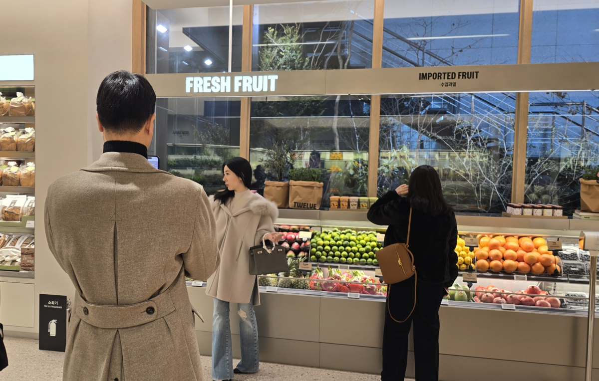 ▲10일 오전 프리오픈한 하우스오브신세계 지하 식품관 내부에서 방문객들이 사진을 찍고 있다. (배근미 기자 athena3507@)